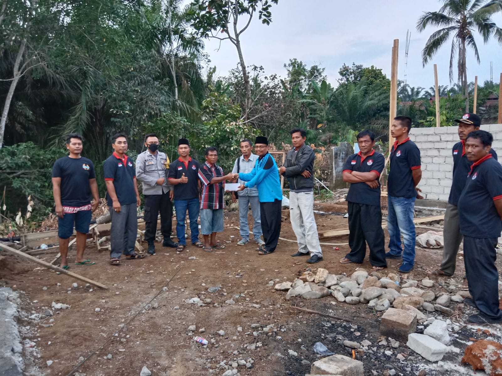 Pengurus Paguyuban Ekstrans Dharmasraya saat memberikan bantuan kepada warga terkena musibah kebakaran